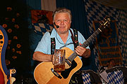Jodler Felix Faschingbauer im Festzelt  (©Foto: Martin Schmitz)